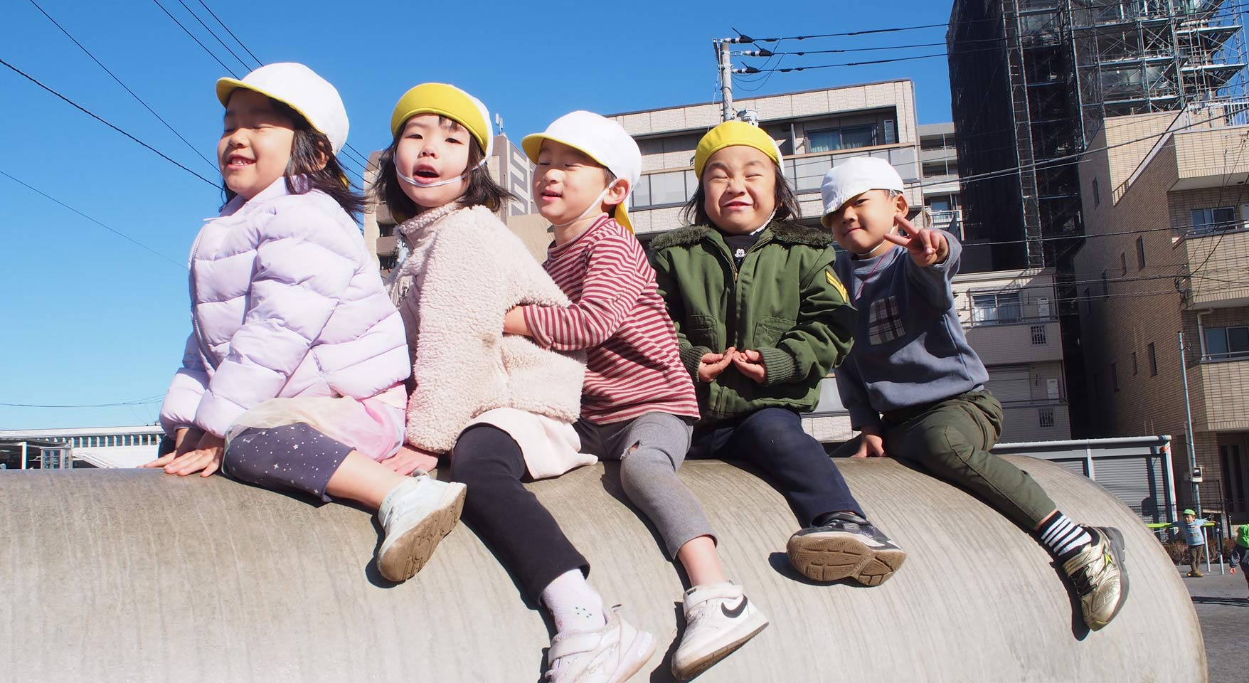 土管で遊ぶ子どもたち